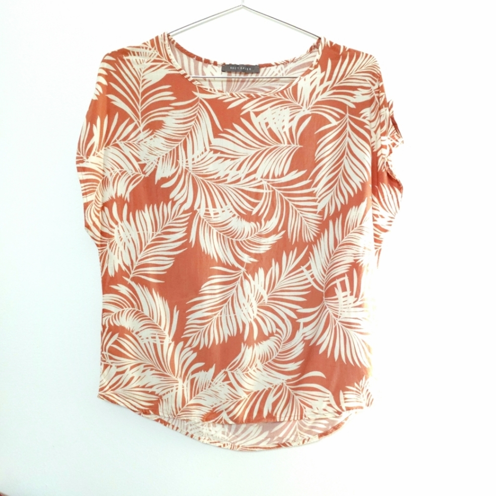 4/$20 🍒 | Palm Leaf Patterned Blouse